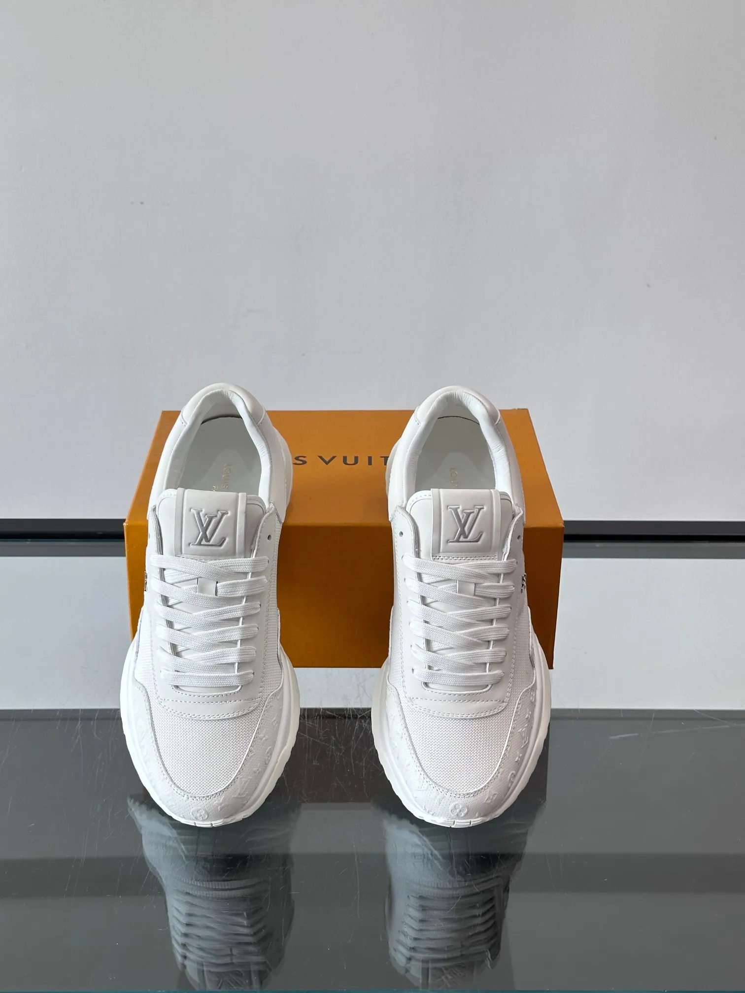 Men's Men's Shoes 💰500 [New Style] 🐡🐡LV🆕RUN AWAY sneakers, this Run Away sneaker is made of first-layer cowhide leather and breathable original material. The wedge-shaped rubber outsole continues the running shoe design, embellished with Monogram flowers, the L V letter is marked on the tongue, and the Louis Vuitton Paris logo is embellished on the back. Paired with brand logo cotton feet, the mesh lining and heel are spliced ​​and wrapped in cowhide, making the upper foot comfortable and breathable! size: 39-44 (38.45.46 customized)